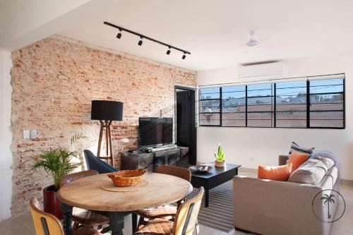 Cozy Apt. w/Private Balcony & Great Lighting- Romanita 1
