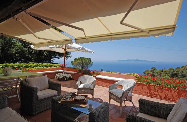 Cozy apt with sweeping sea view, beach club access at Cala Piccola bay. WiFi, AC