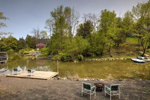 Cozy Athens Cabin on the Lake with Hot Tub & Backyard