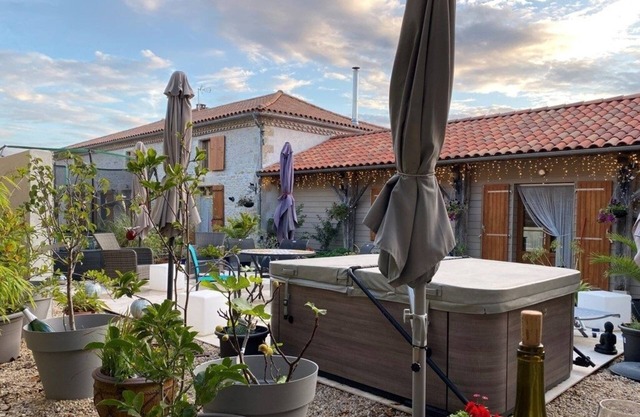 Cozy barn conversion courtyard, Hot Tub, Air Con, Fast WIFI, Home Office Area