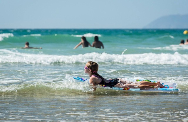 Cozy Beachside Cottage: Wi-Fi, Garden, Parking, Pet-Friendly, Surf Nearby
