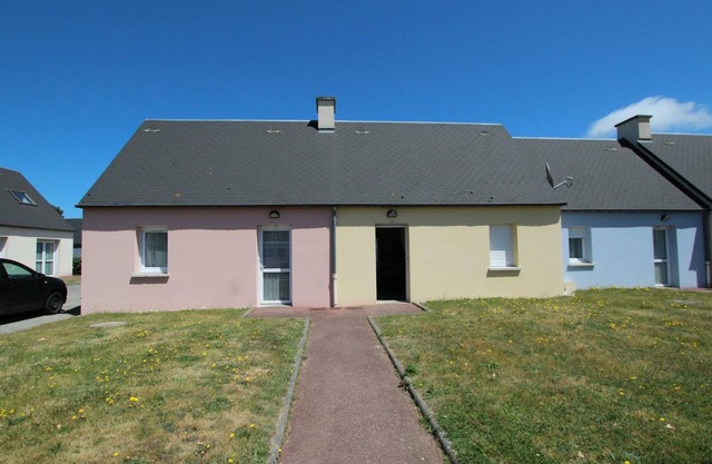 Cozy Beachside Cottage with Tennis Court, Surfing Nearby, Pet-Friendly, Wi-Fi, and Parking