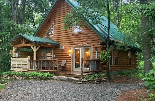 Cozy Bear Log Cabin near Cook Forest State Park
