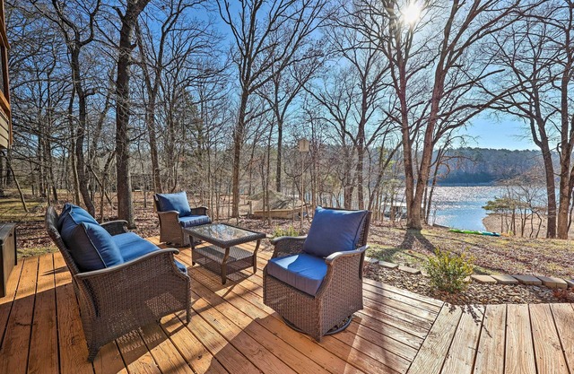 Cozy Beaver Lake Cabin w/Waterfront View & Kayaks