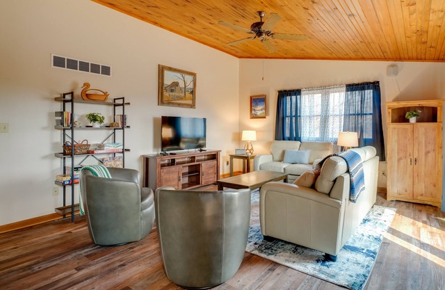 Cozy Belgrade Cottage w/Wood-Burning Stove!