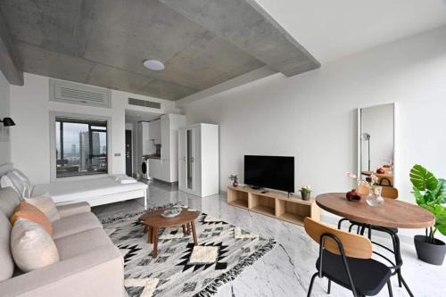Cozy Bright Studio W Parking, Poolviews! #237