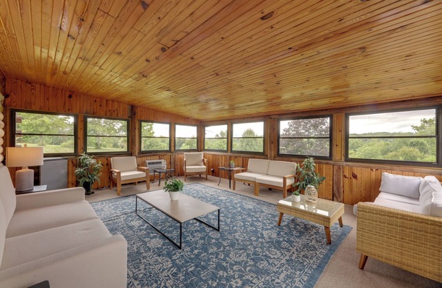 Cozy Brookville Home w/Fire Pit & Deck!