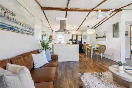 Cozy Bungalow 7min Walk to Beach with Outdoor Shower