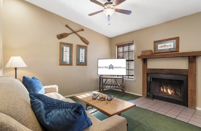 Cozy Bungalow w Boat Slip-Free Daily Tickets-Table Rock Lake Access-Outdoor Pool-Mini Golf