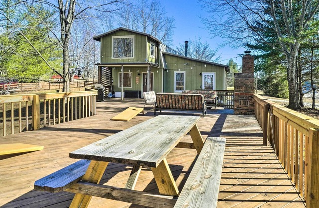 Cozy Byrdstown Cottage - Seasonal Lake Views!