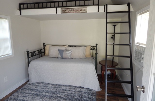 Cozy Cabin 2 at Bird's Nest Bunkies and Barn in Ellenboro with WiFi, AC & Heat