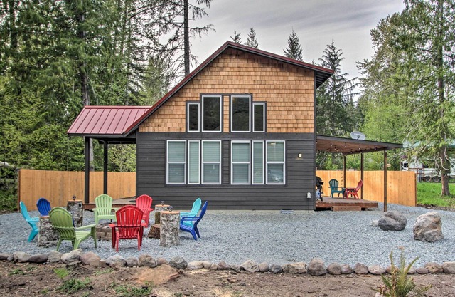 Cozy Cabin - 5 Miles to Mt Rainier National Park!