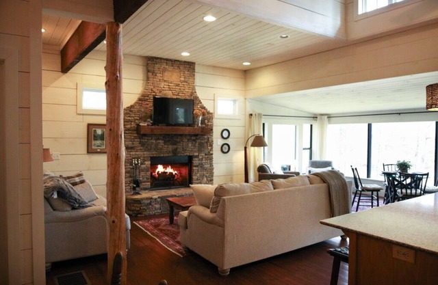 Cozy cabin across from Lake Burton in beautiful N GA mtns, a "Retreat at Burton"