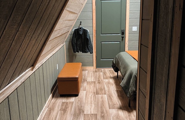 Cozy Cabin-central location for football & fishing