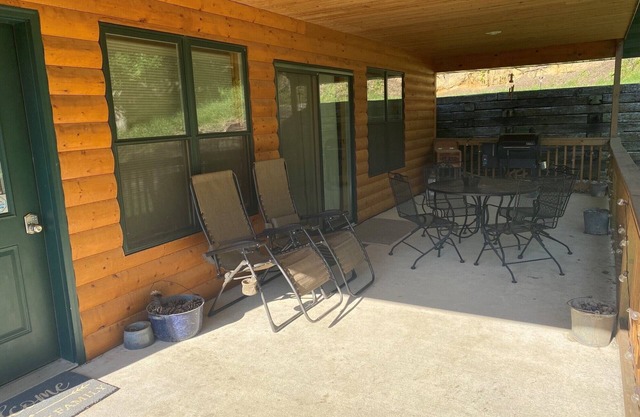 Cozy Cabin get away - walking distant to beach