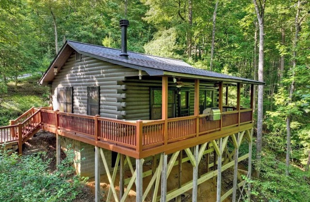 Cozy Cabin Hideaway – Hot Tub, Fire Pit & Blue Ridge Nearby