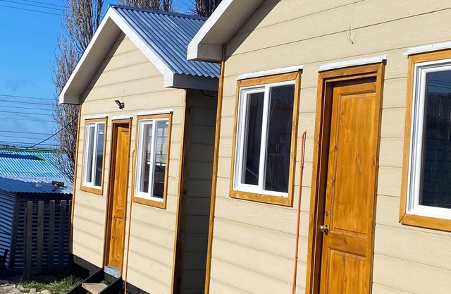 Cozy cabin in a quiet area, just steps from downtown and large green spaces.