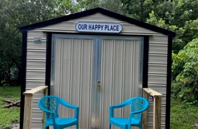 Cozy cabin in charming Jacksonville with AC, WiFi