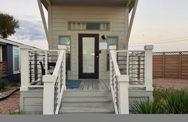 Cozy cabin in charming Austin with WiFi, AC