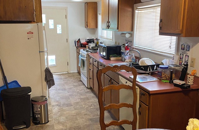 Cozy cabin in serene Rocky Point near Klamath Lake