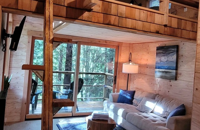 Cozy cabin in the woods minutes from ferry