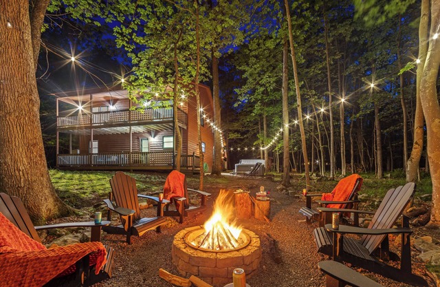 Cozy Cabin in the woods, 3 BR/2Ba, 6 min. from Lake, w/hot tub & fire pit!