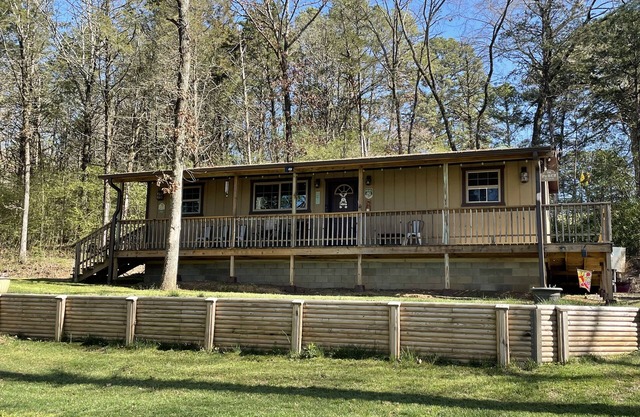 Cozy cabin on Lake Ludwig with a nice view of the lake. Pet friendly!