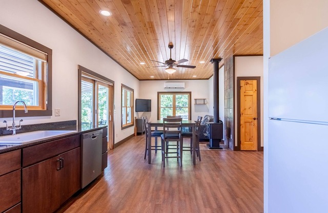 Cozy Cabin on Lake- Very Private, Kayaks/Canoe,Fire pit,Pet Friendly, Relaxing