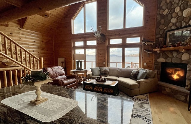 Cozy Cabin on Lake Wisconsin nSkiing, Fishing & Hiking Retreat