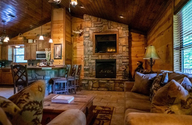Cozy Cabin Retreat in Gated Community Kayaks & Fire Pit Included