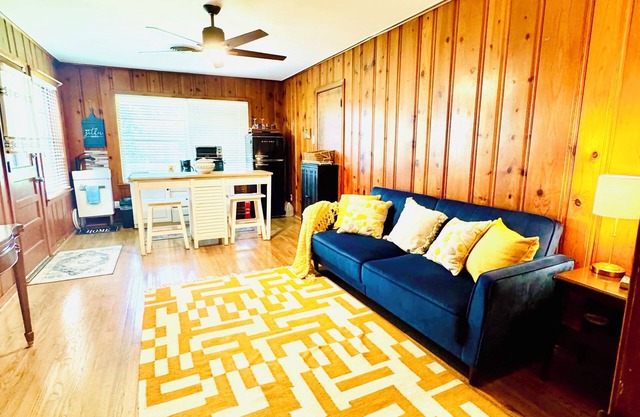 Cozy Cabin-Style Guest Suite Near Med Center & NRG Stadium!
