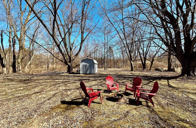 Cozy Cabin W/HOT TUB by Lake MI in Sawyer