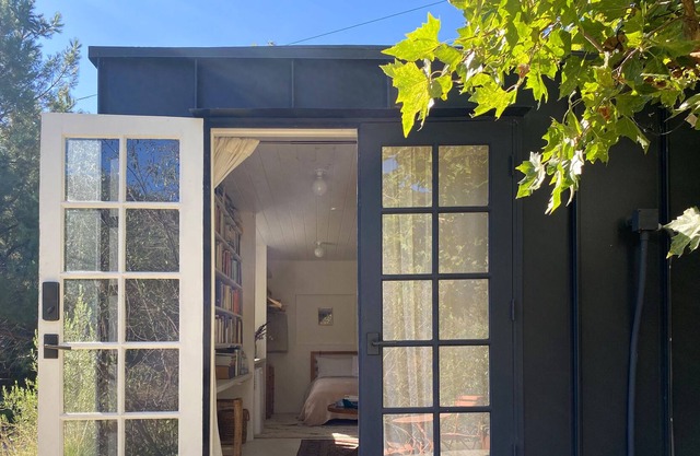 Cozy Cabin with beautiful views to the Topanga mountains! Minutes to the beach.