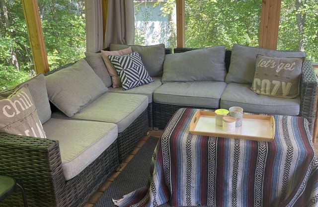 Cozy cabin with a new bunkie & out door shower in Victoria Beach restricted area
