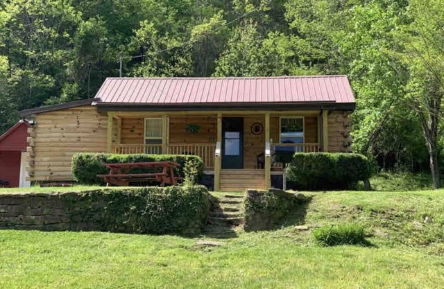 Cozy cabin with direct Spearhead ATV trail access!