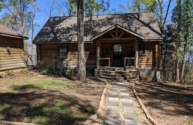 Cozy cabin with great views overlooking Lake Seminole. (Pet friendly)