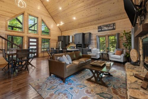 Cozy Cabin with Hot Tub, Fire Pit and Arcade Games