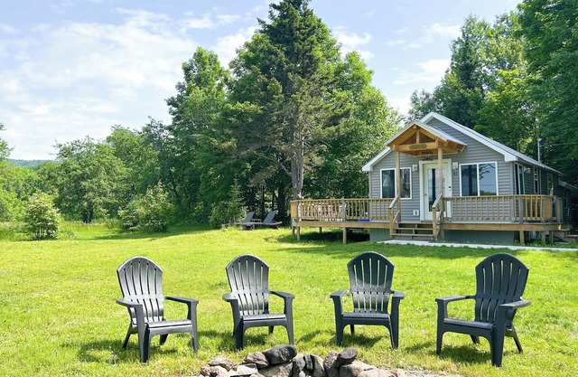 Cozy Cabin with Mountain Views, Creek, Fire Pit, AC/WiFi