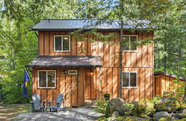 Cozy cabin with private hot tub - Trails and Sandy River nearby - Sleeps 7