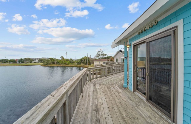 Cozy Canalfront Dog Friendly Cottage in Hatteras with Private Dock and Smart TVs