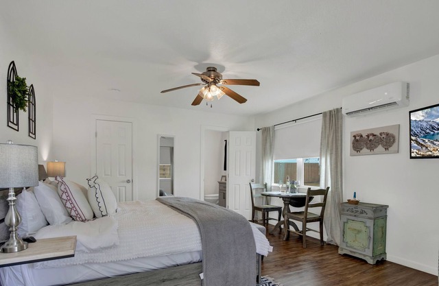 Cozy Casita! In Texas Famous 290 Winery Corridor!