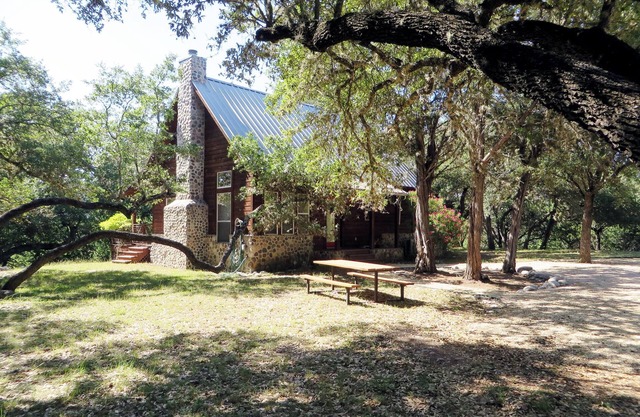 Cozy cedar/rock cabin & bunkhouse with private access to the Frio River.