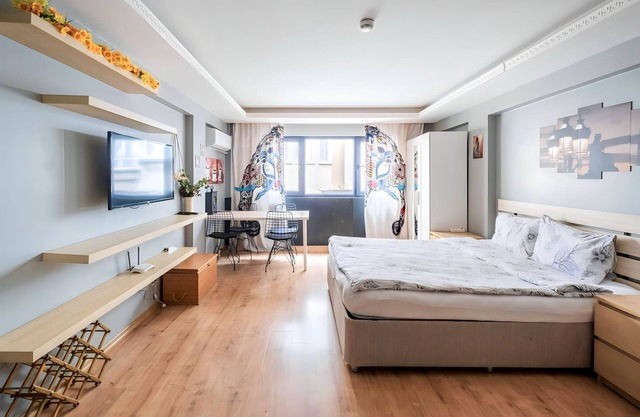 Cozy Central Flat w/Netflix & Elevator Near Metro 2 minute walking distance