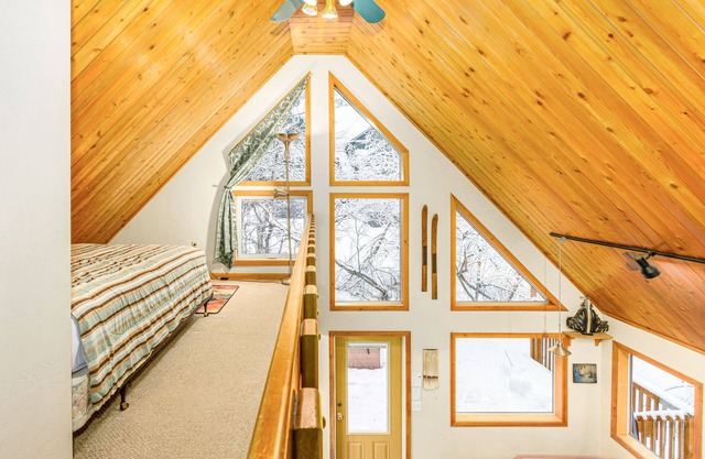 Cozy chalet with breathtaking views, & walk to slopes - dogs welcome