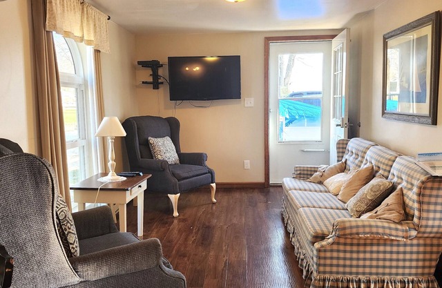 Cozy Channel House on lake - w beach & dock