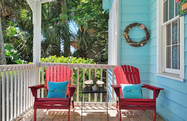 Cozy Charming Cottage ! 2 Min to Beach 3 min walk to Restaurants & Shops