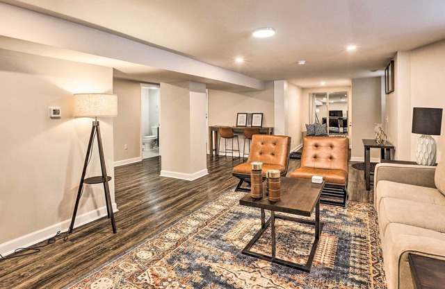 Cozy-Chic Cincy Apartment < 4 Mi to Dtwn & Stadium