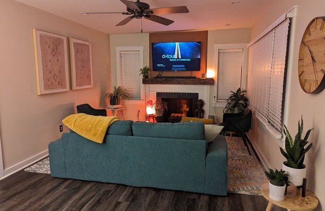 Cozy Clean Boho Bungalow for All-Star Weekend. 15 minutes from downtown.