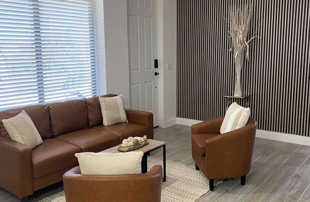 Cozy clean studio near golf course and down town plaza. Pet-friendly