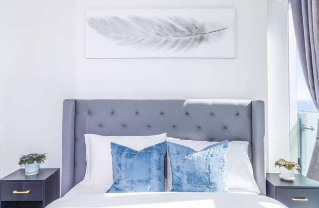 Cozy CN Tower Sunset View Haven